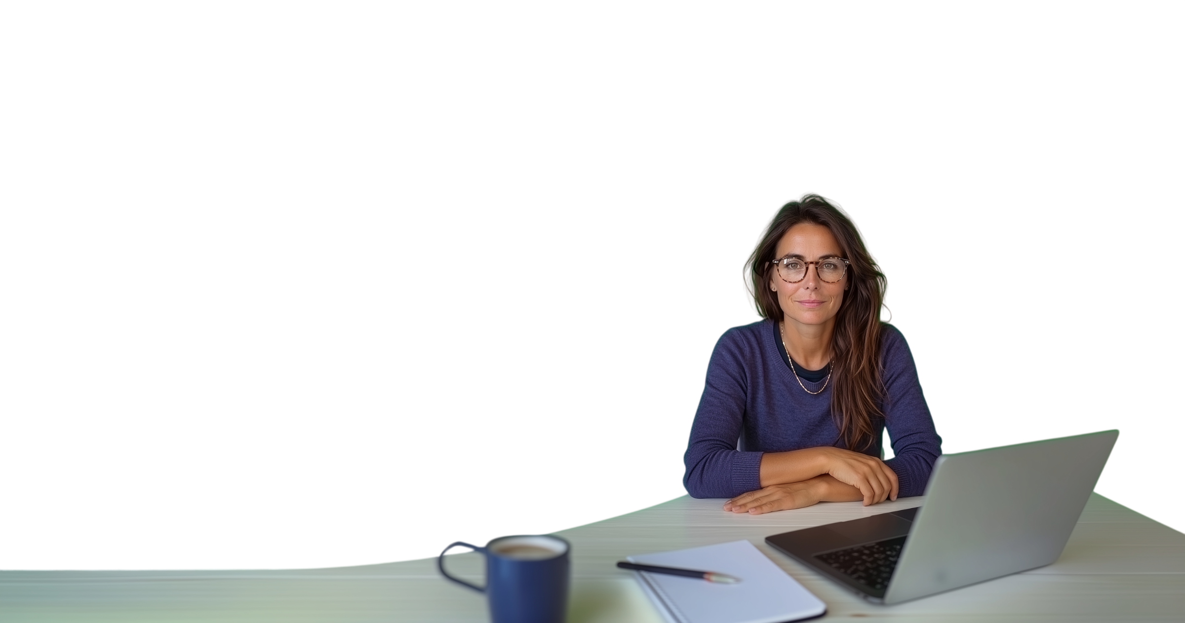 Retrato editorial da Maia — sentada em pose confiante com laptop, orientando sua jornada de carreira
